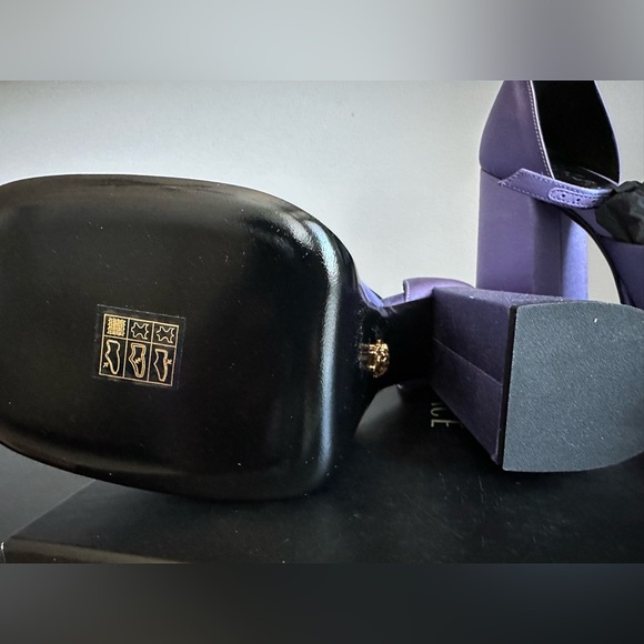 Versace Medusa Charm Satin Platform Pumps – Iconic Gold Medusa – New With Tags - Picture 7 of 9